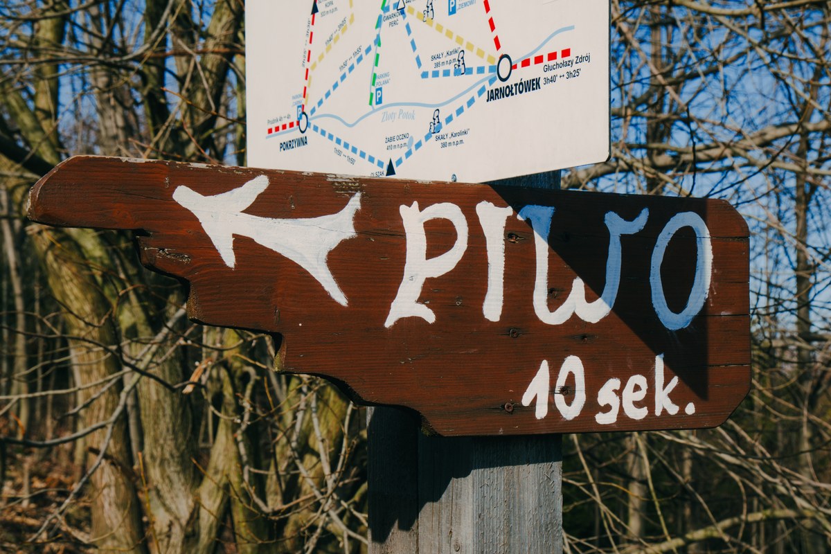 Piwo 10 sekund – drogowskaz przy schronisku